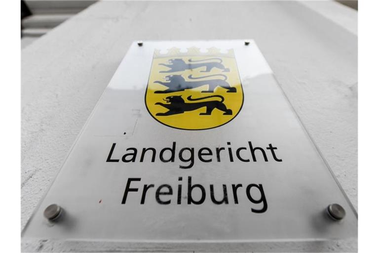 Ein Schild mit der Aufschrift „Landgericht Freiburg“. Foto: Patrick Seeger/Archivbild