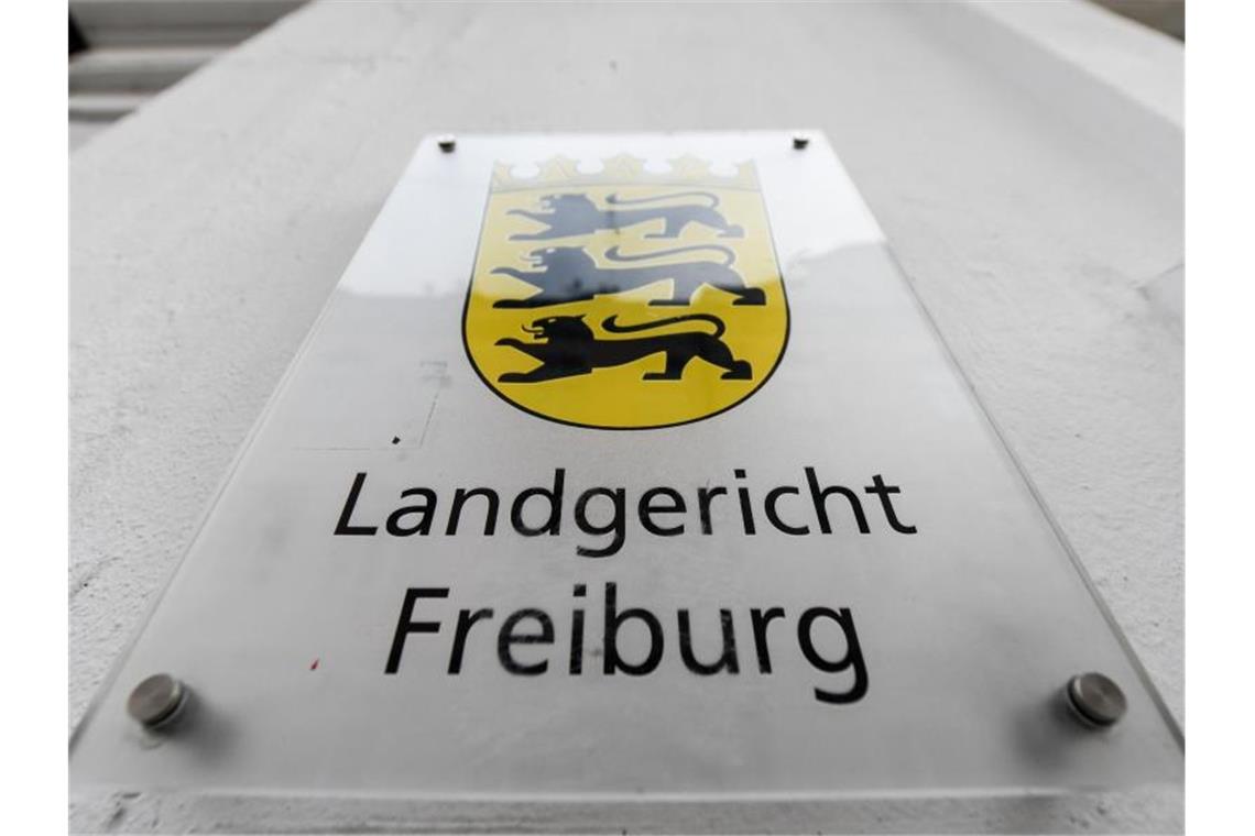 Ein Schild mit der Aufschrift „Landgericht Freiburg“. Foto: Patrick Seeger/dpa/Archivbild