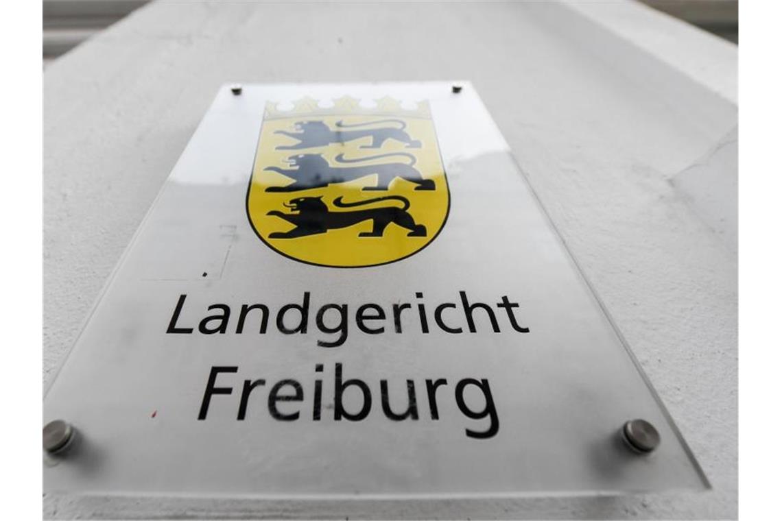 Ein Schild mit der Aufschrift „Landgericht Freiburg“ hängt am Gebäude. Foto: Patrick Seeger/dpa