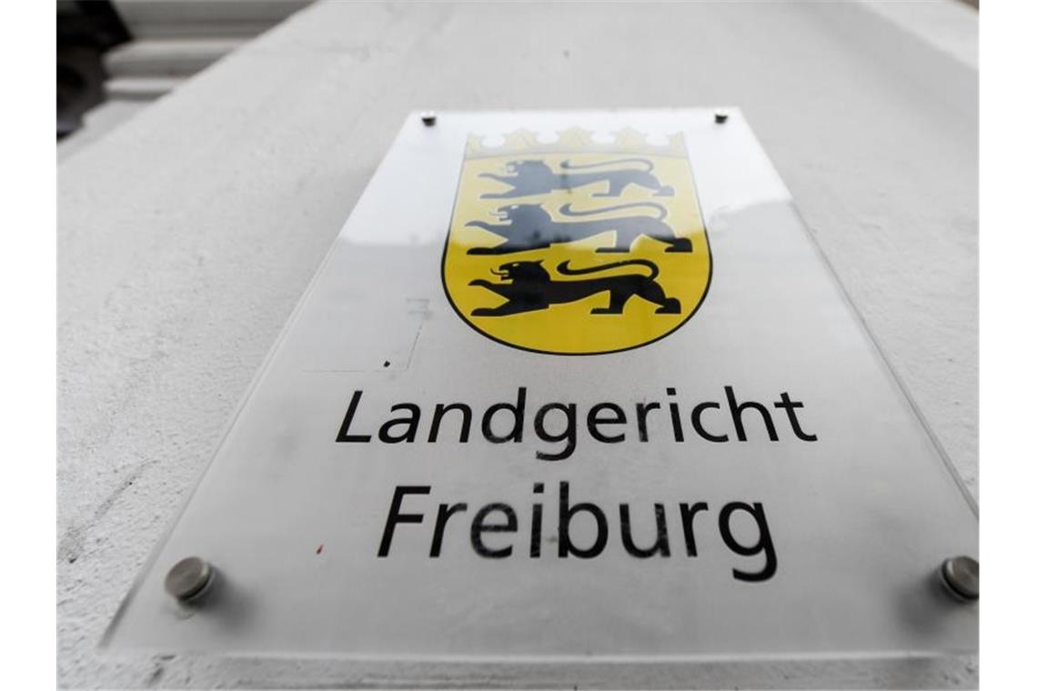 Mitglied der Freiwilligen Feuerwehr Brandstifter? Prozess Ein Schild mit der Aufschrift „Landgericht Freiburg“ hängt am Gebäude. Foto: Patrick Seeger/dpa