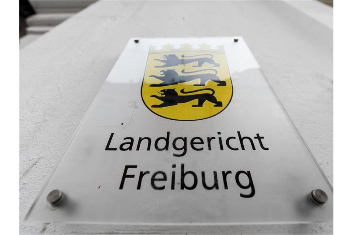 Ein Schild mit der Aufschrift „Landgericht Freiburg“ hängt am Gebäude. Foto: Patrick Seeger/Archivbild