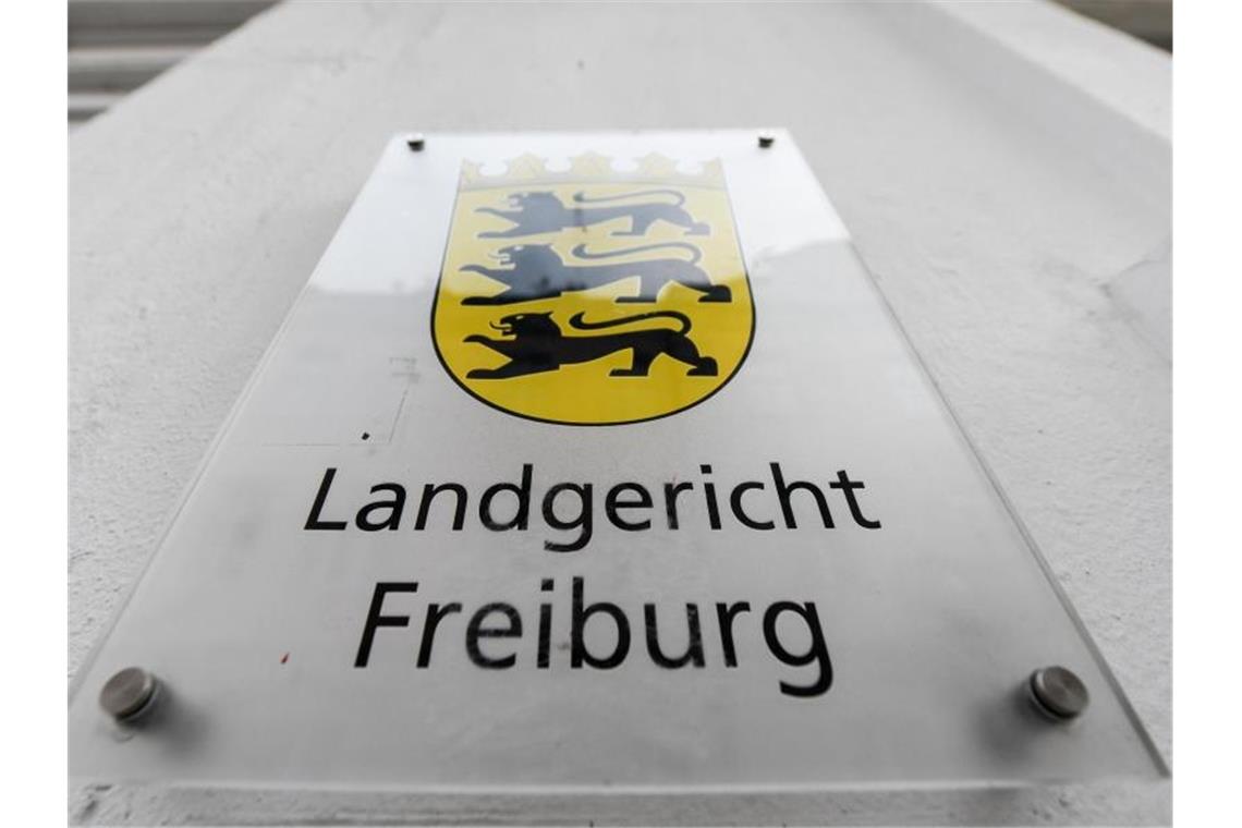 Ein Schild mit der Aufschrift „Landgericht Freiburg“ hängt am Gebäude. Foto: Patrick Seeger/Archivbild