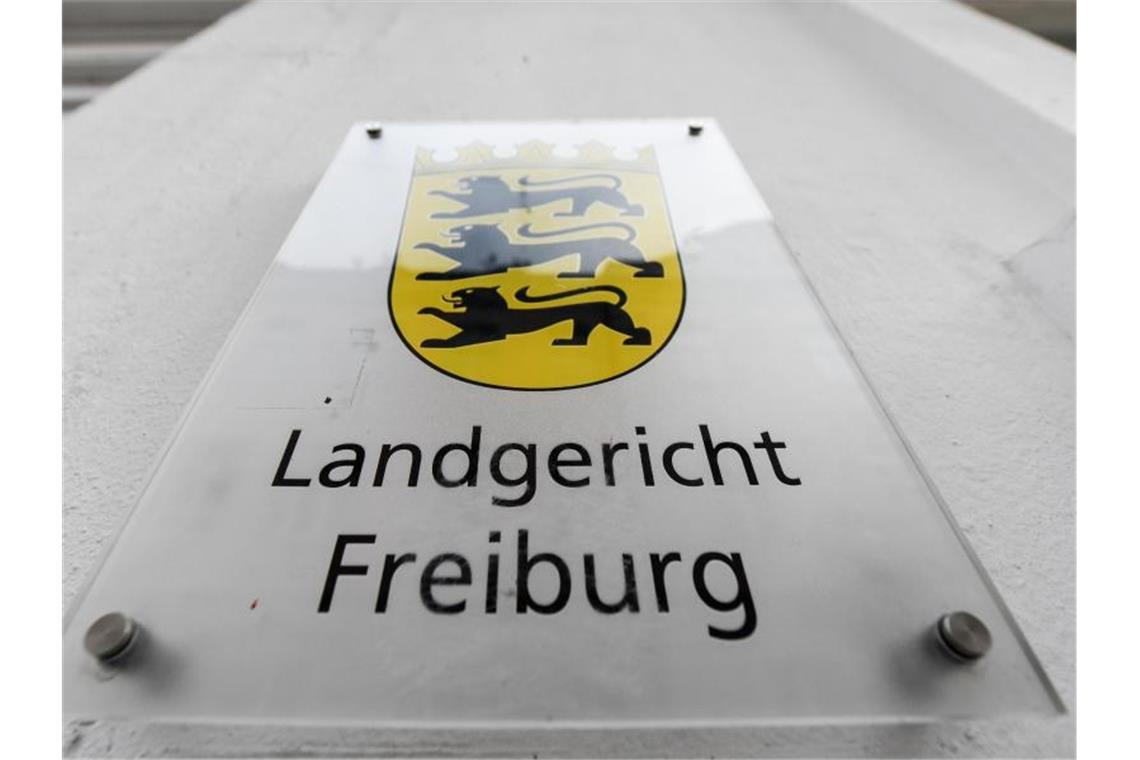 Ein Schild mit der Aufschrift „Landgericht Freiburg“ hängt am Gebäude. Foto: Patrick Seeger/Archivbild