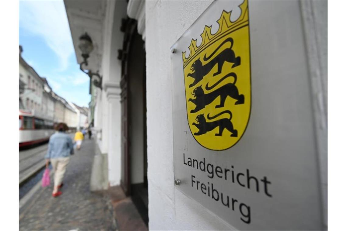 Ein Schild mit der Aufschrift "Landgericht Freiburg" hängt an der Außenfassade. Foto: Patrick Seeger/dpa/Archivbild