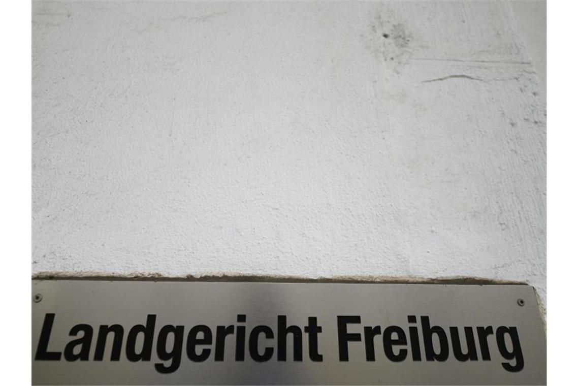 Ein Schild mit der Aufschrift „Landgericht Freiburg“ hängt an der Außenfassade. Foto: Patrick Seeger/dpa/Archivbild
