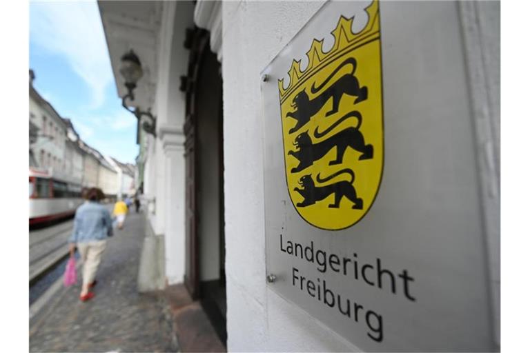 Ein Schild mit der Aufschrift "Landgericht Freiburg" hängt an der Außenfassade. F. Foto: Patrick Seeger/dpa