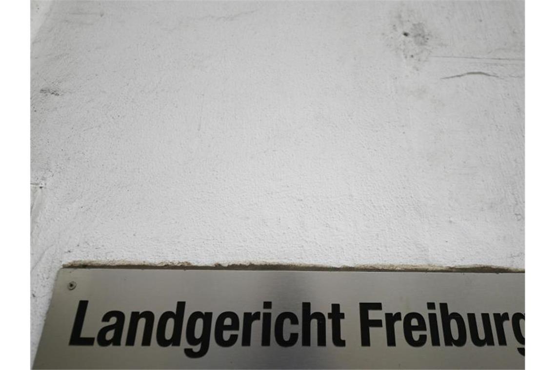 Anklage gegen ehemaligen Feuerwehrmann nach Brandserie Ein Schild mit der Aufschrift „Landgericht Freiburg“ hängt an der Außenfassade. Foto: Patrick Seeger/dpa