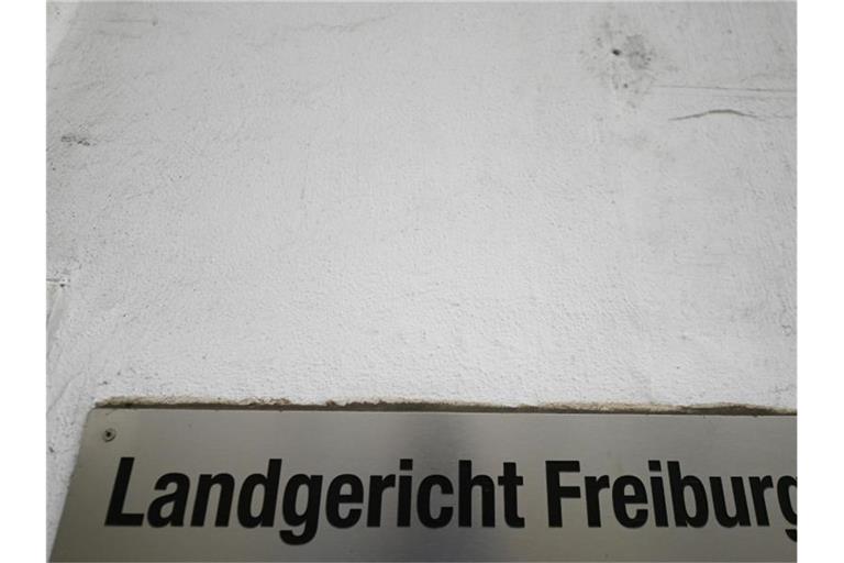 Ein Schild mit der Aufschrift „Landgericht Freiburg“ hängt an der Außenfassade. Foto: Patrick Seeger/dpa