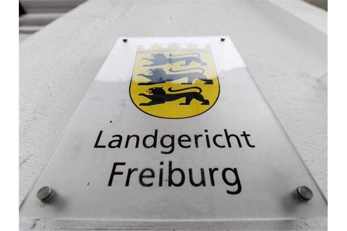 Ein Schild mit der Aufschrift „Landgericht Freiburg“ hängt am Gebäude. Foto: Patrick Seeger/Archivbild