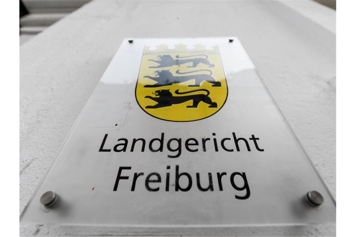 Ein Schild mit der Aufschrift „Landgericht Freiburg“ hängt am Gebäude. Foto: Patrick Seeger/dpa
