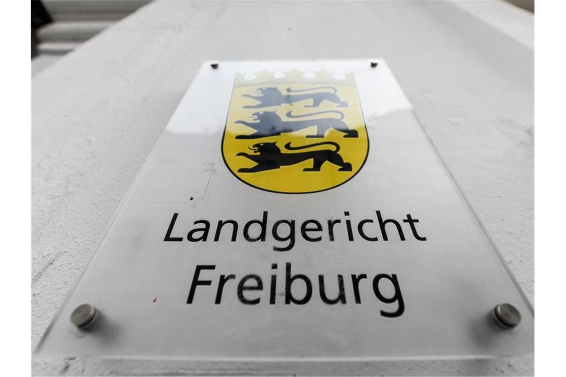 Ein Schild mit der Aufschrift „Landgericht Freiburg“ kündigt das Gerichtsgebäude an. Foto: Patrick Seeger/Archiv