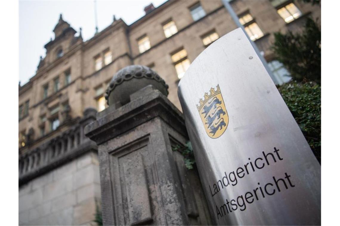Sexueller Missbrauch: Psychotherapeut äußert sich nicht Ein Schild mit der Aufschrift Landgericht und Amtsgericht hängt vor dem Landgericht in Tübingen. Foto: Tom Weller/dpa