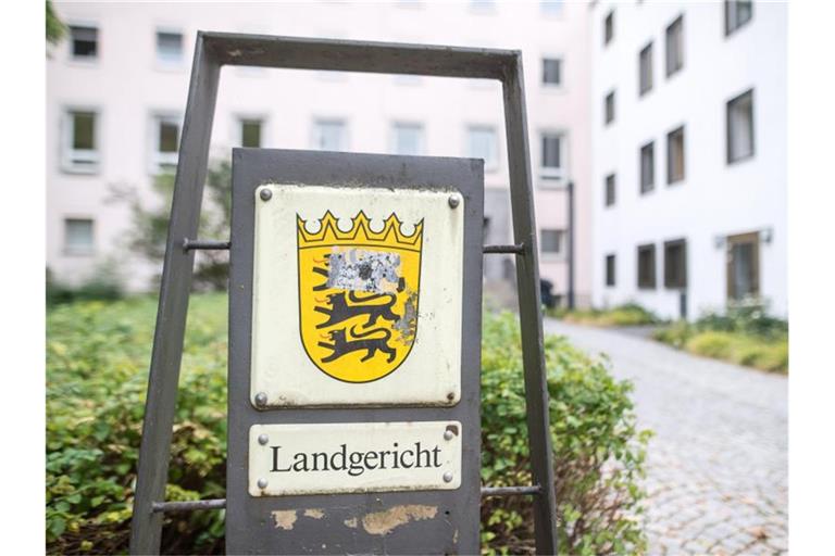 Ein Schild mit der Aufschrift „Landgericht“ unter dem kleinen Landeswappen von Baden-Württemberg, steht vor dem Landgericht Heilbronn. Foto: Sebastian Gollnow/dpa/Archivbild