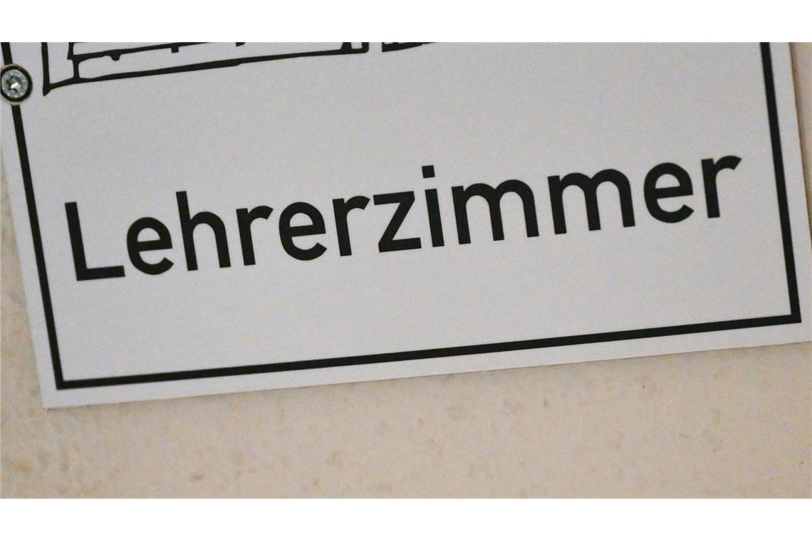Ein Schild mit der Aufschrift: "Lehrerzimmer" hängt in einer Realschule. (zu dpa: «So viele Lehrer fehlen zu Beginn des Schuljahrs im Südwesten»)