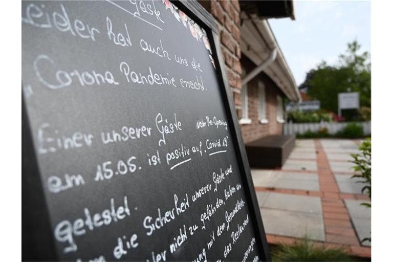 Ein Schild mit der Aufschrift „Leider hat auch uns die Corona Pandemie erreicht“ vor dem Restaurant im ostfriesischen Moormerland. Foto: Lars-Josef Klemmer/dpa