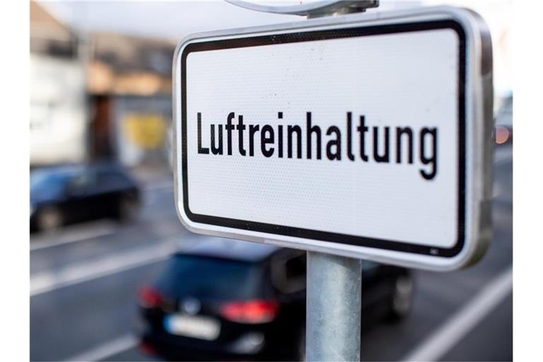Ein Schild mit der Aufschrift „Luftreinhaltung“. Foto: Marcel Kusch/dpa/Archivbild