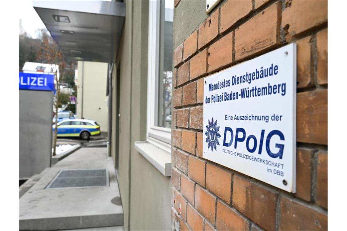 Ein Schild mit der Aufschrift „Marodestes Dienstgebäude der Polizei Baden-Württemberg“ hängt am Ravensburger Polizierevier. Foto: Felix Kästle/dpa/Archivbild