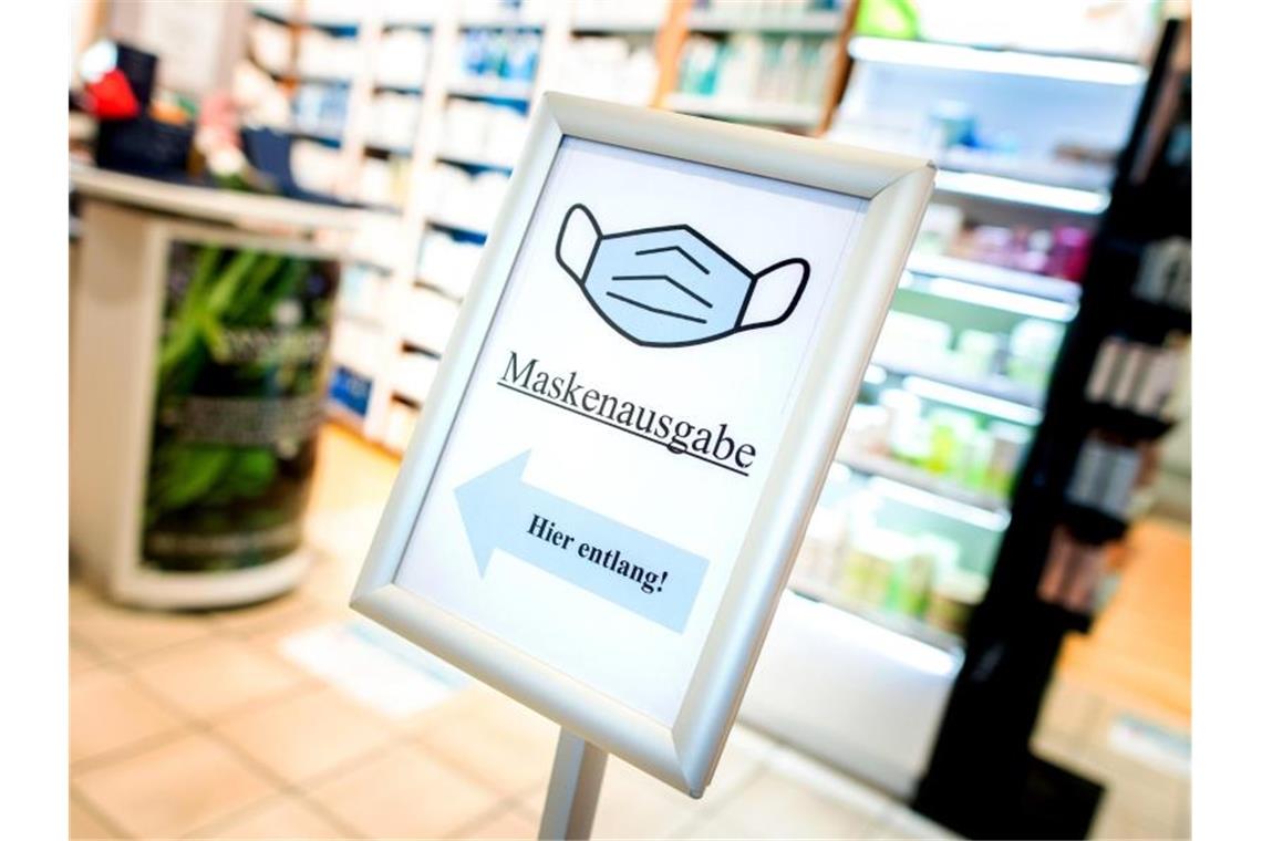 Ein Schild mit der Aufschrift „Maskenausgabe“ steht im Eingang einer Apotheke. Foto: Hauke-Christian Dittrich/dpa/Archivbild