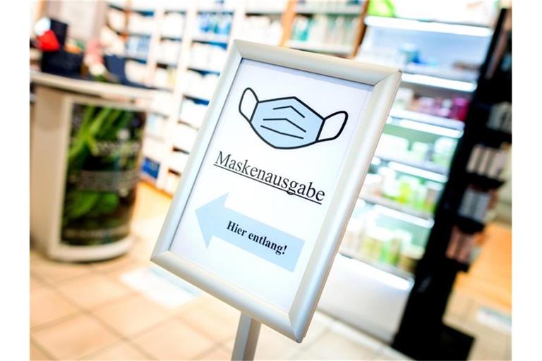 Ein Schild mit der Aufschrift „Maskenausgabe“ steht im Eingang einer Apotheke. Foto: Hauke-Christian Dittrich/dpa/Archivbild