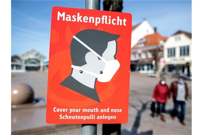 Ein Schild mit der Aufschrift „Maskenpflicht“ hängt auf dem Marktplatz im niedersächsichen Aurich. Foto: Hauke-Christian Dittrich/dpa