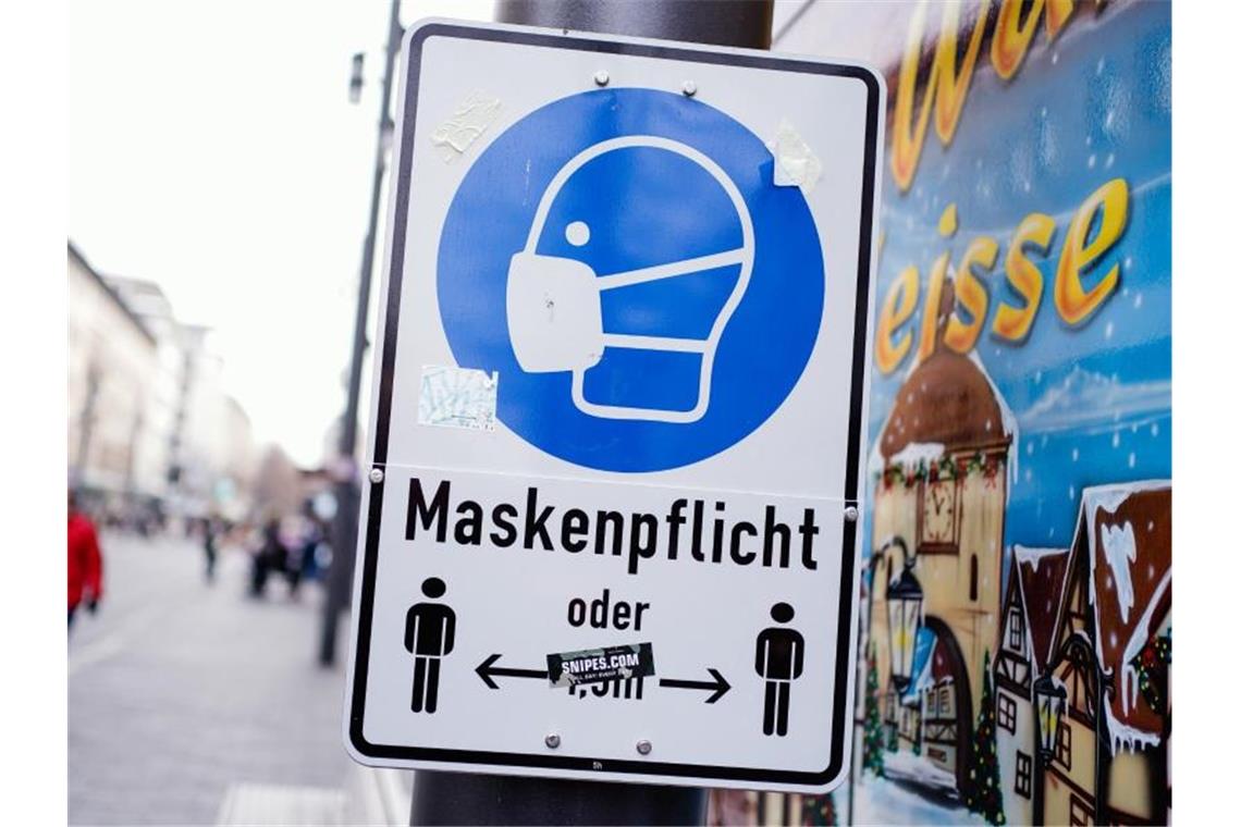 Drastische Einschränkungen für Ungeimpfte ab Ende der Woche? Ein Schild mit der Aufschrift „Maskenpflicht“ hängt in der Innenstadt von Mannheim. Foto: Uwe Anspach/dpa/Archivbild
