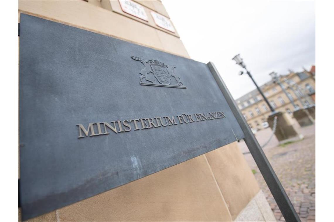 Aus Dubai gekaufte Steuerdaten werden ausgewertet Ein Schild mit der Aufschrift „Ministerium für Finanzen“ steht vor dem Finanzministerium von Baden-Württemberg. Foto: Sebastian Gollnow/dpa