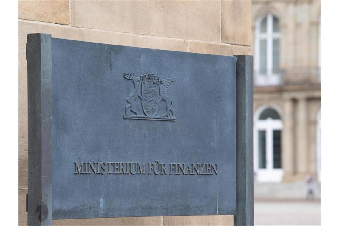 Über 19 Milliarden Euro mehr Steuern bis 2025 Ein Schild mit der Aufschrift „Ministerium für Finanzen“ steht vor dem Finanzministerium. Foto: Sebastian Gollnow/dpa/Archivbild