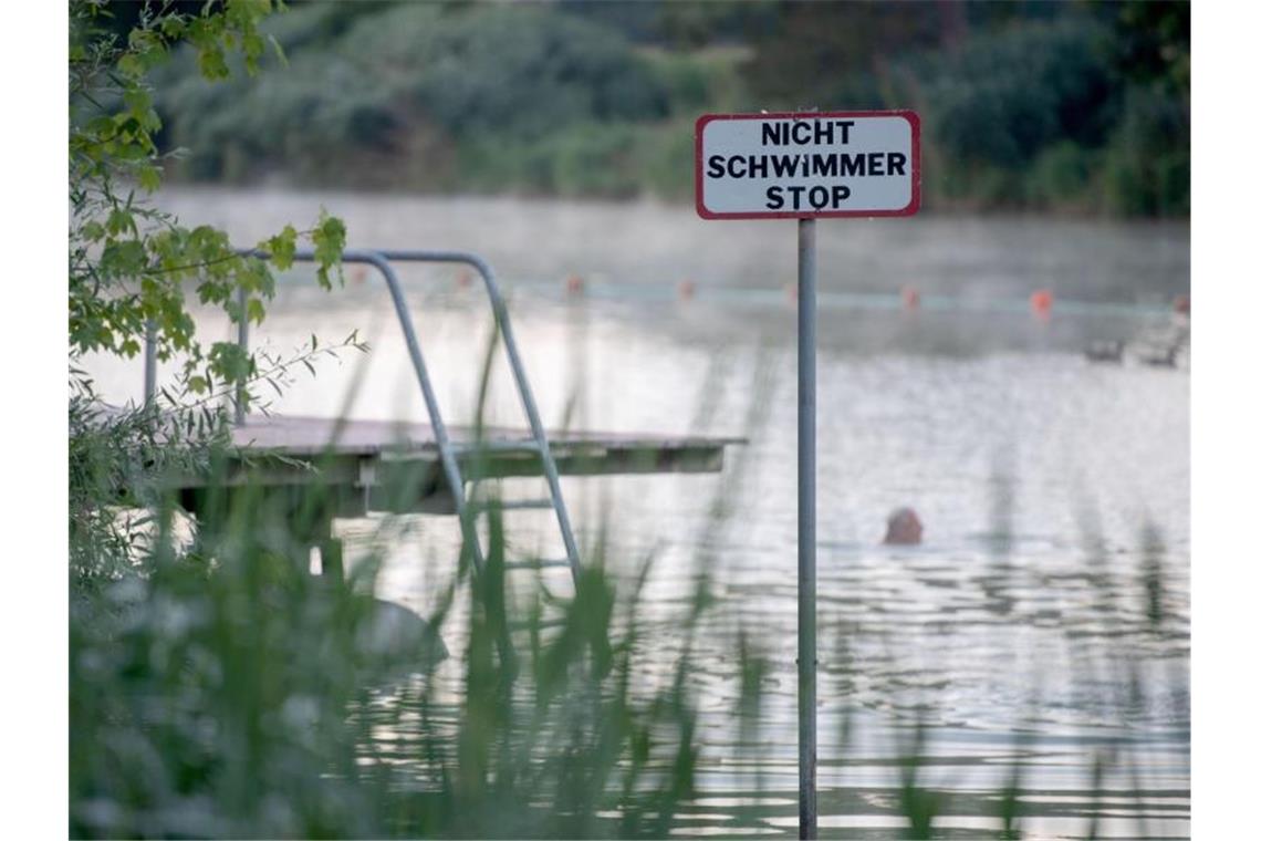 Ein Schild mit der Aufschrift „Nichtschwimmer stop“ steht am Badesee Plüderhausen. Foto: Marijan Murat/dpa/Archivbild