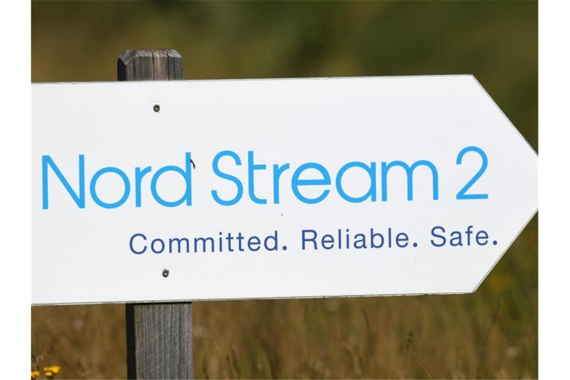 Ein Schild mit der Aufschrift „Nord Stream 2 - Committed. Reliable. Safe.“ steht im Gewerbegebiet Lubmin. Nach der Vergiftung des russischen Oppositionellen Alexej Nawalny ist eine Debatte entbrannt, ob die Ostseepipeline gestoppt werden sollte. Foto: Stefan Sauer/dpa