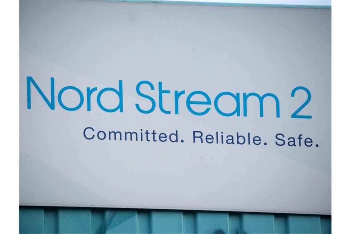 US-Senat vor Abstimmung über Nord-Stream-2-Sanktionen Ein Schild mit der Aufschrift „Nord Stream 2 Committed Reliable Safe“ an einem Infopunkt zur Gas-Pipeline Nord Stream 2. Foto: Stefan Sauer/dpa