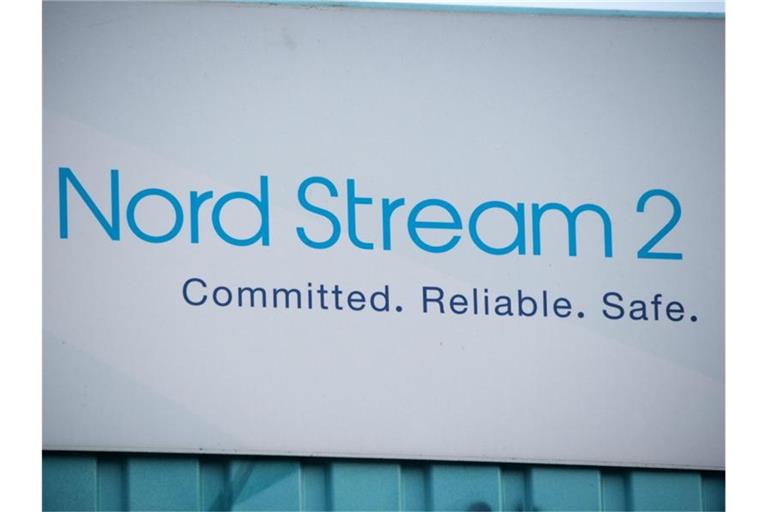 Ein Schild mit der Aufschrift „Nord Stream 2 Committed Reliable Safe“ an einem Infopunkt zur Gas-Pipeline Nord Stream 2. Foto: Stefan Sauer/dpa