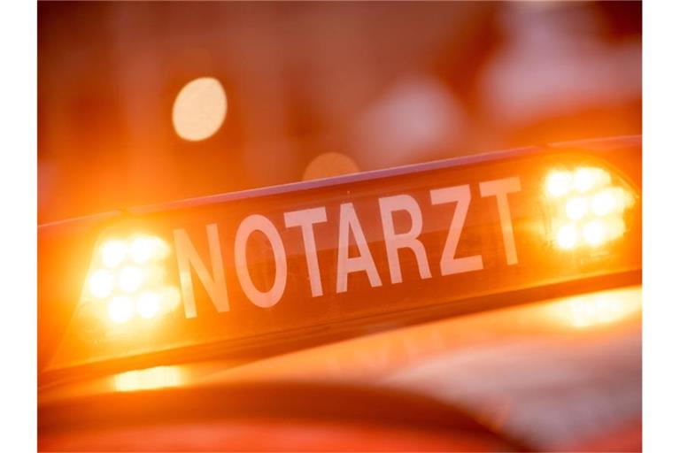 Ein Schild mit der Aufschrift "Notarzt". Foto: Lino Mirgeler/dpa/Symbolbild