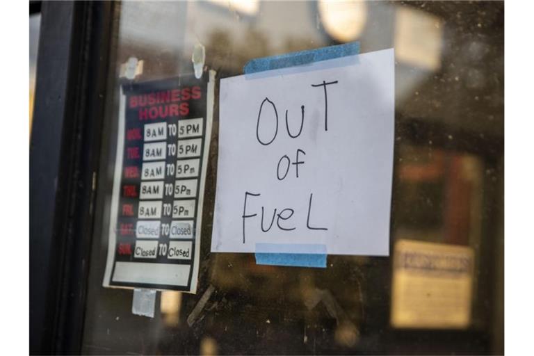 Ein Schild mit der Aufschrift „Out of Fuel“ ist am Fenster einer Tankstelle in Lynchburg (Virginia) angebracht. Foto: Kendall Warner/The News & Advance/AP/dpa