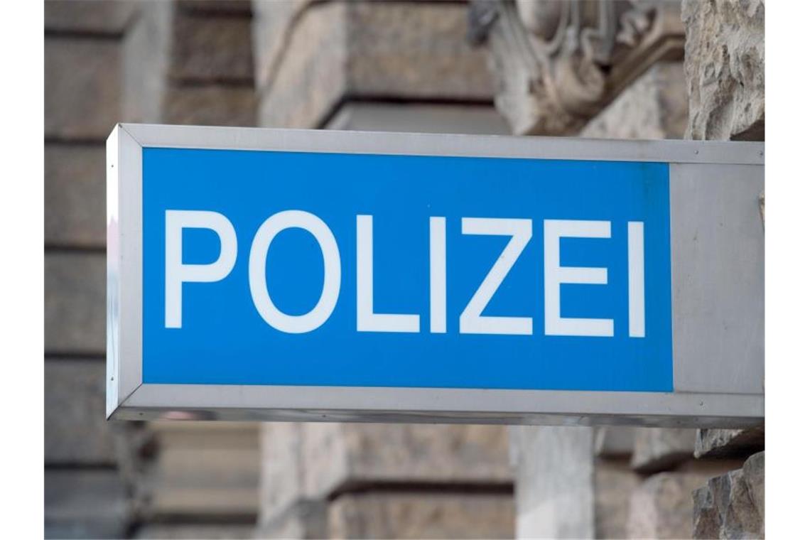 Ein Schild mit der Aufschrift „Polizei“. Foto: Sebastian Kahnert/ZB/dpa