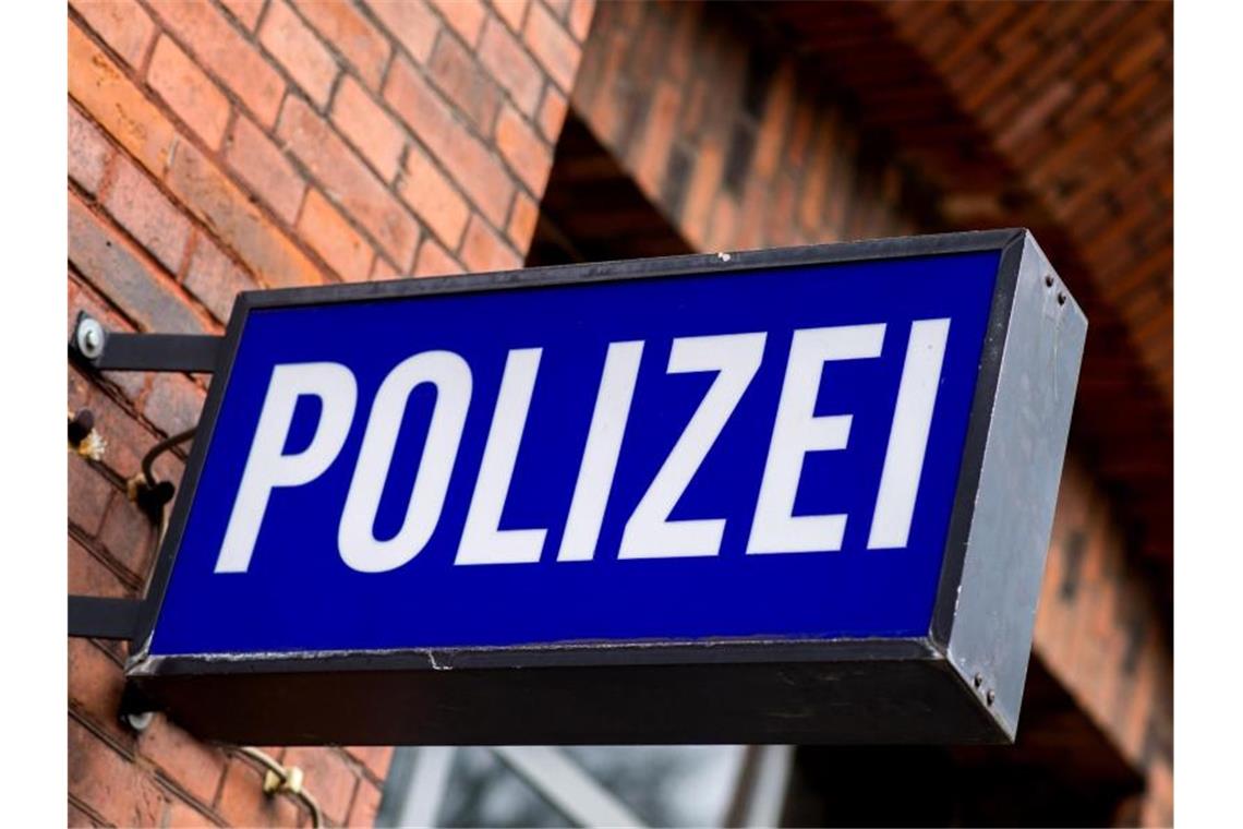 Ein Schild mit der Aufschrift „Polizei“ hängt am Gebäude einer Polizeiinspektion. Foto: picture alliance / Hauke-Christian Dittrich/dpa/Symbolbild