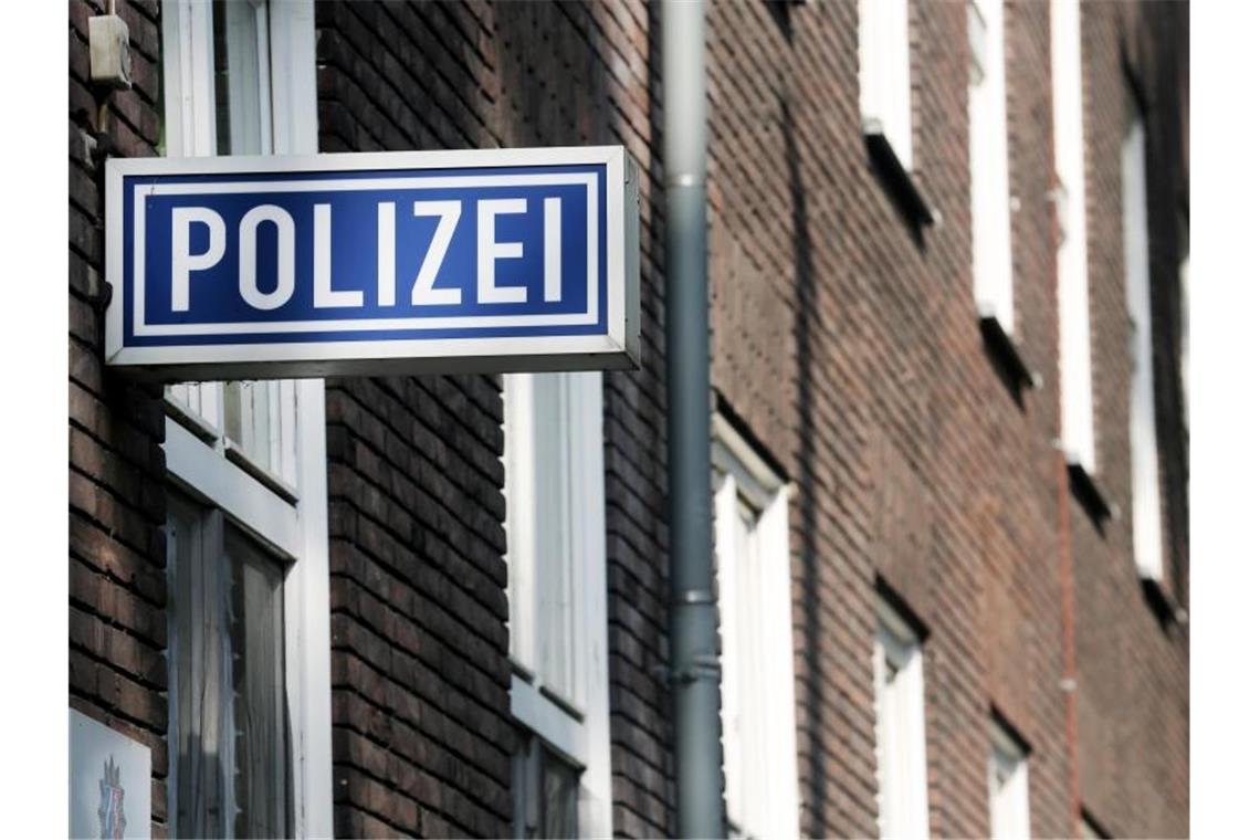 Ein Schild mit der Aufschrift "Polizei" hängt an einem Polizeipräsidium. Foto: Roland Weihrauch/dpa/Symbolbild