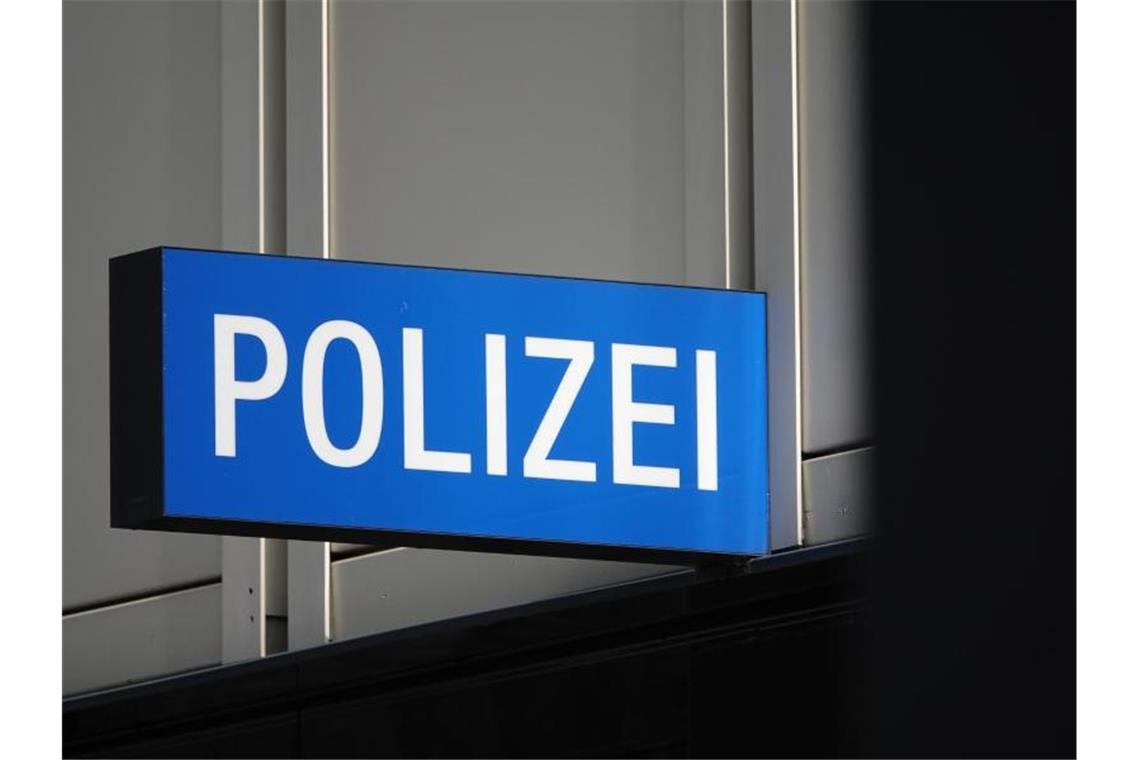 Ein Schild mit der Aufschrift „Polizei“ hängt vor einem Polizeirevier. Foto: Simon Sachseder/Archivbild