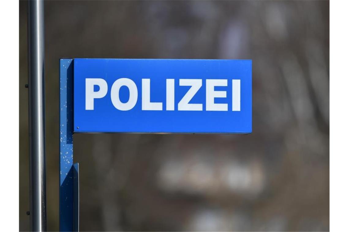 Ein Schild mit der Aufschrift „Polizei“ ist zu sehen. Foto: Ralf Hirschberger/Archivbild