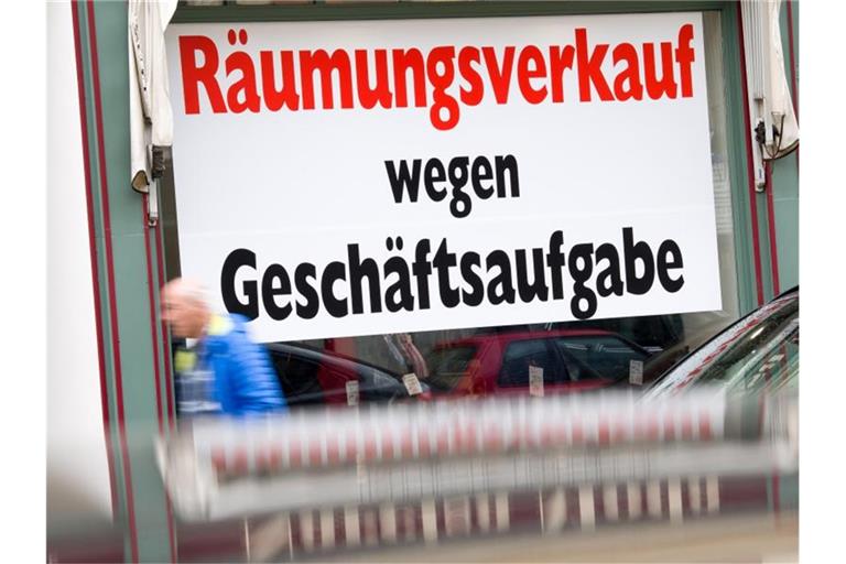 Ein Schild mit der Aufschrift „Räumungsverkauf wegen Geschäftsaufgabe“ hängt im Schaufenster eines Ladengeschäfts in der Münchener Innenstadt. Foto: Peter Kneffel/dpa