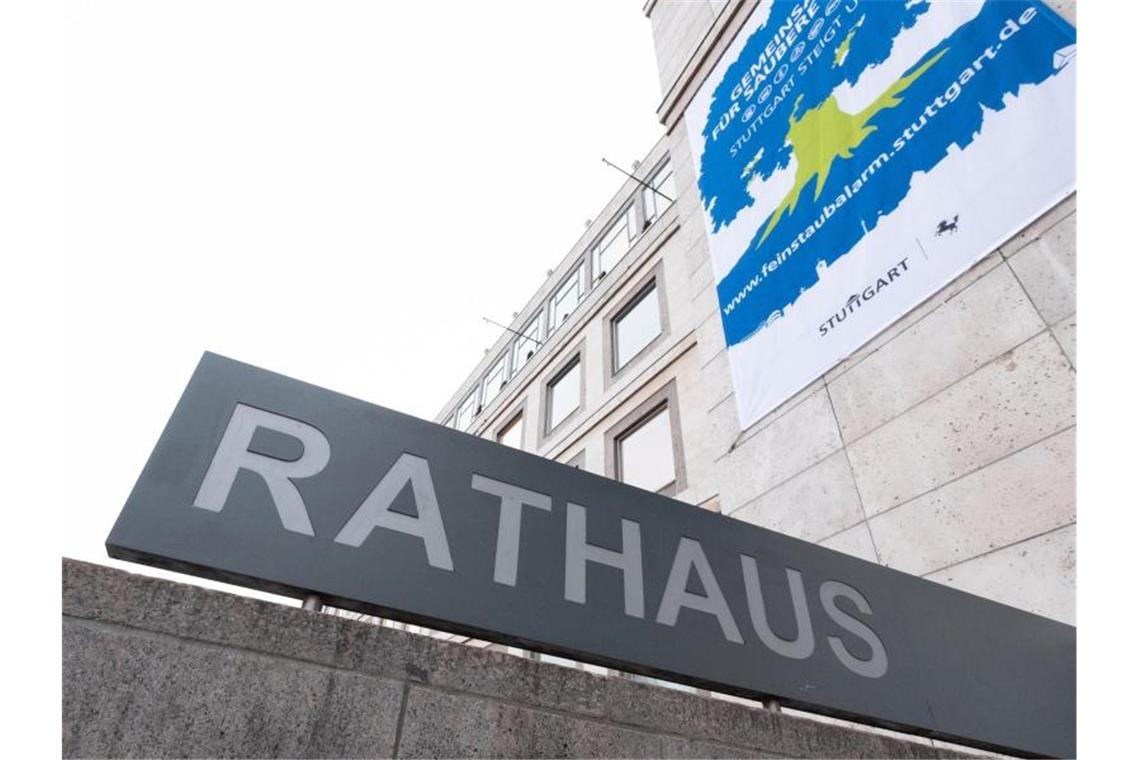 Ein Schild mit der Aufschrift „Rathaus“ steht vor dem Rathaus in Stuttgart. Foto: Bernd Weissbrod/dpa/Archivbild