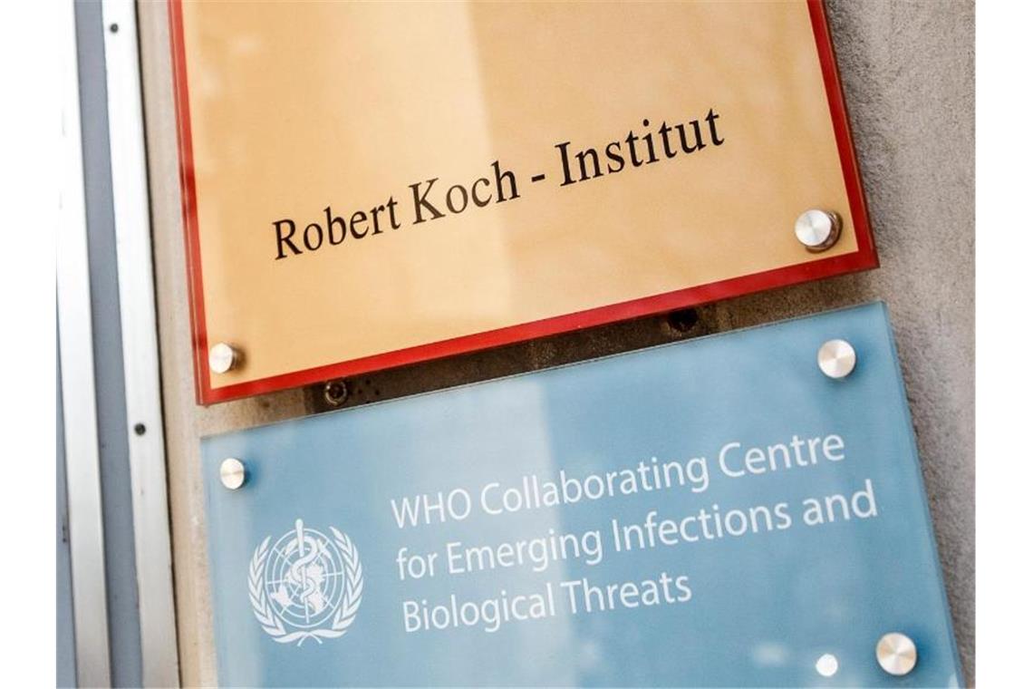 Ein Schild mit der Aufschrift "Robert Koch-Institut" weist auf den Eingang des Gebäudes hin. Foto: Carsten Koall/dpa