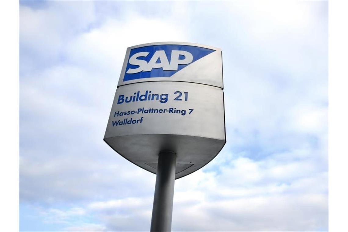 SAP verdient im zweiten Quartal trotz Corona deutlich mehr Ein Schild mit der Aufschrift „SAP“ steht in Walldorf. Foto: Uwe Anspach/dpa/Archivbild