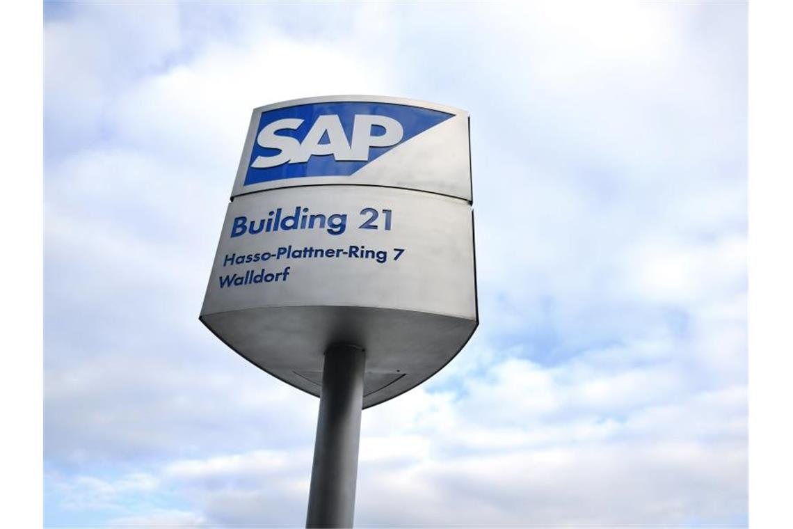 Ein Schild mit der Aufschrift „SAP“ steht in Walldorf vor Bürogebäuden des Softwarekonzerns SAP. Foto: Uwe Anspach/dpa