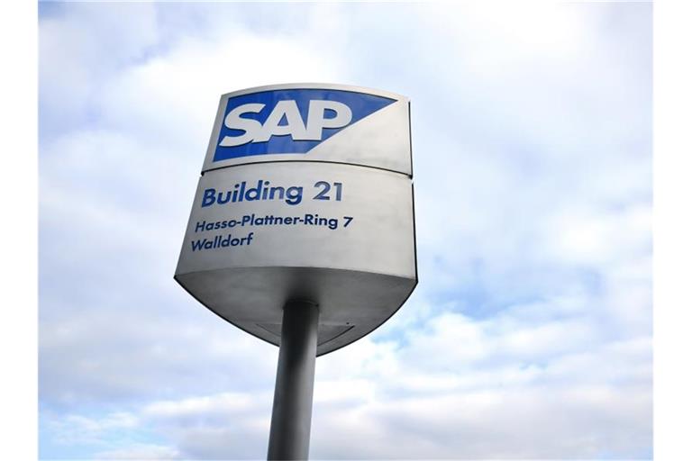 Ein Schild mit der Aufschrift „SAP“ steht in Walldorf vor Bürogebäuden des Softwarekonzerns SAP. Foto: Uwe Anspach/dpa