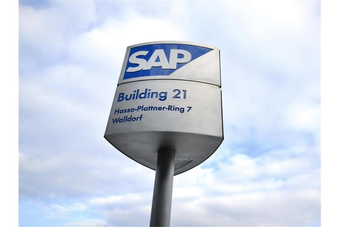 Ein Schild mit der Aufschrift „SAP“ steht vor Bürogebäuden des Softwarekonzerns. Foto: Uwe Anspach/dpa/Archivbild