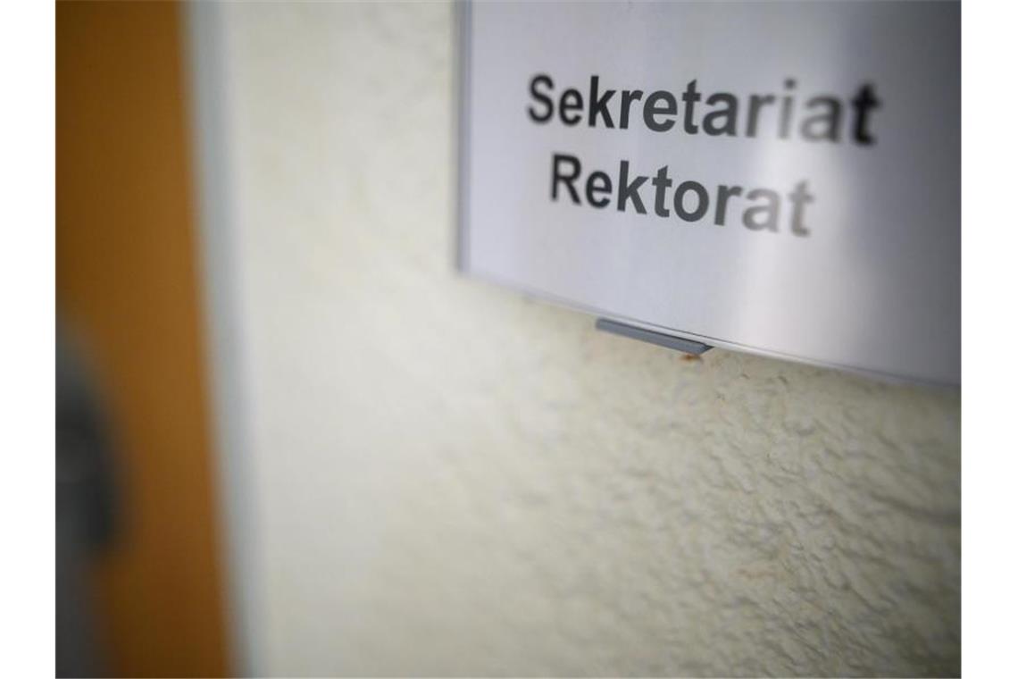 Ein Schild mit der Aufschrift „Sekretariat Rektorat“ hängt an einer Wand. Foto: Sebastian Gollnow/dpa/Archivbild
