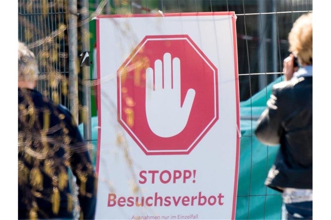 Kleine Geschäfte öffnen wieder - Schulen erstmal nicht Ein Schild mit der Aufschrift „Stopp! Besuchsverbot“ vor einem Eingang zum Klinikum München West. Foto: Matthias Balk/dpa