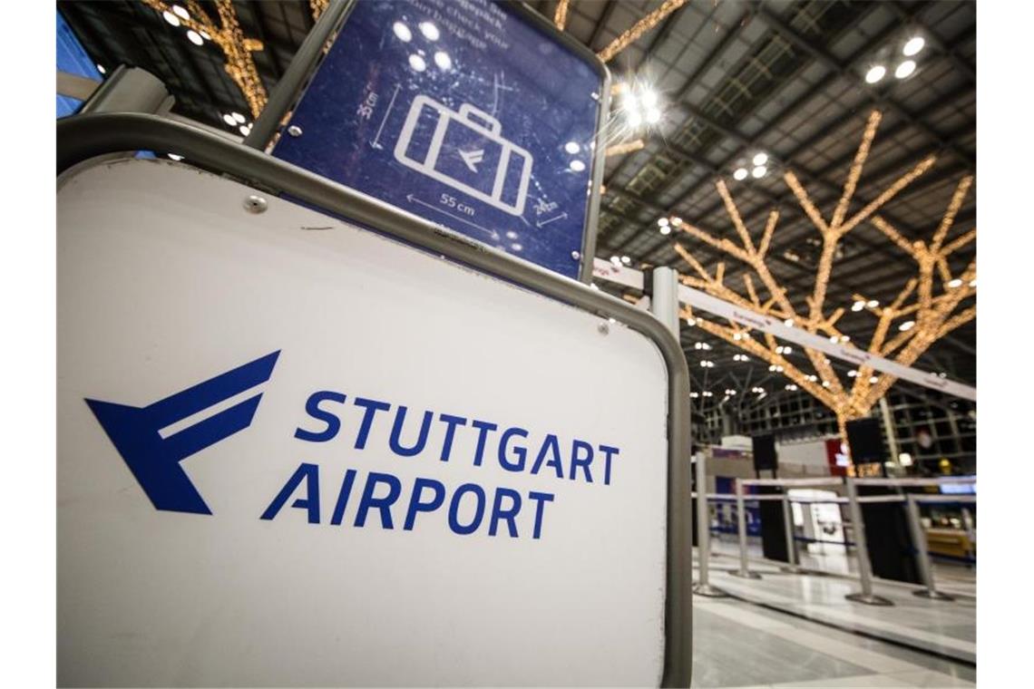 Flugzeug muss am Stuttgarter Flughafen ungeplant landen Ein Schild mit der Aufschrift "Stuttgart Airport". Foto: Christoph Schmidt/Archivbild