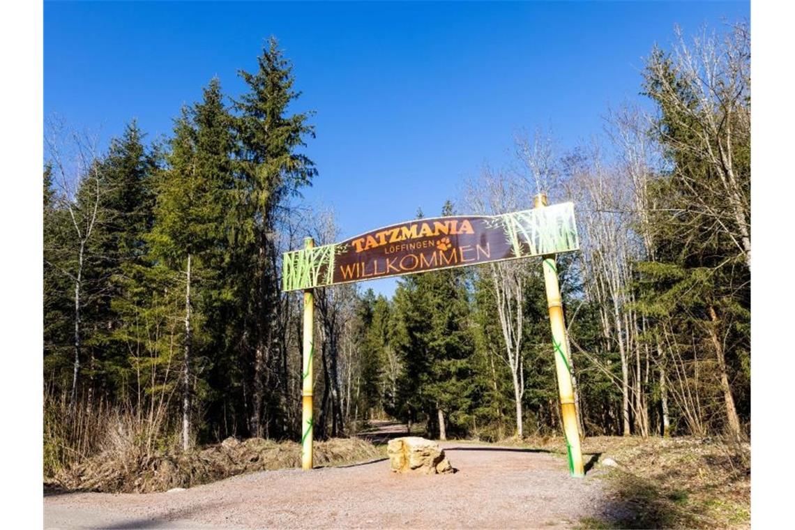 Nach Affenausbrüchen spricht Landratsamt mit Tierpark Ein Schild mit der Aufschrift „Tatzmania - Löffingen - Willkommen“ hängt über einem Weg. Foto: Philipp von Ditfurth/dpa/Archivbild