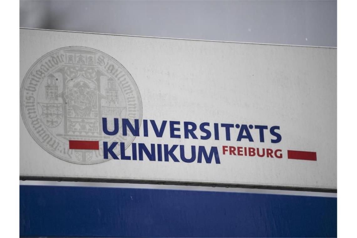 Ein Schild mit der Aufschrift "Universitätsklinikum Freiburg" steht vor einem Gebäude. Foto: Patrick Seeger/dpa/Archivbild